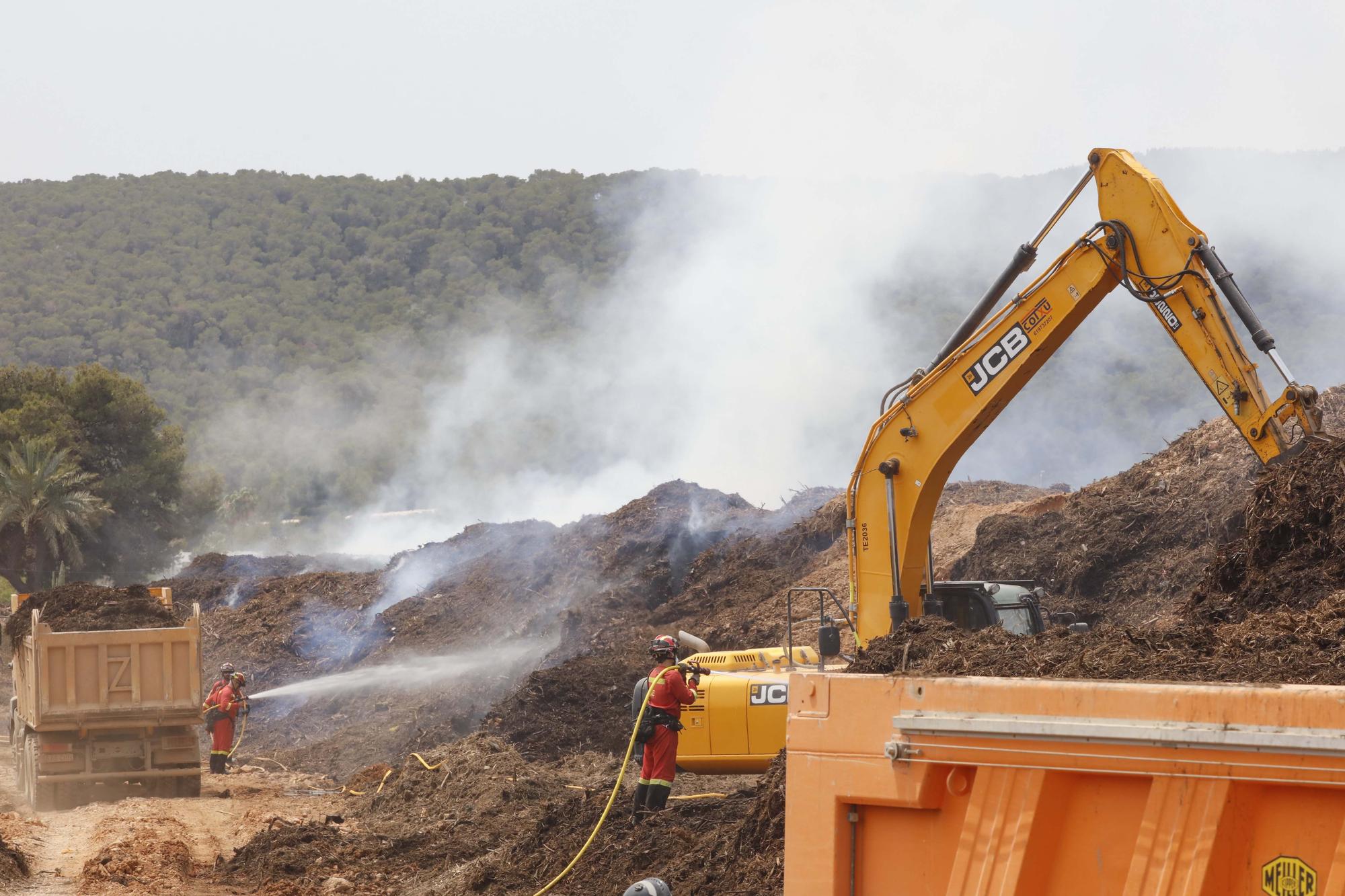 Galería de imágenes del refuerzo de la UME en la planta de biomasa en Ibiza