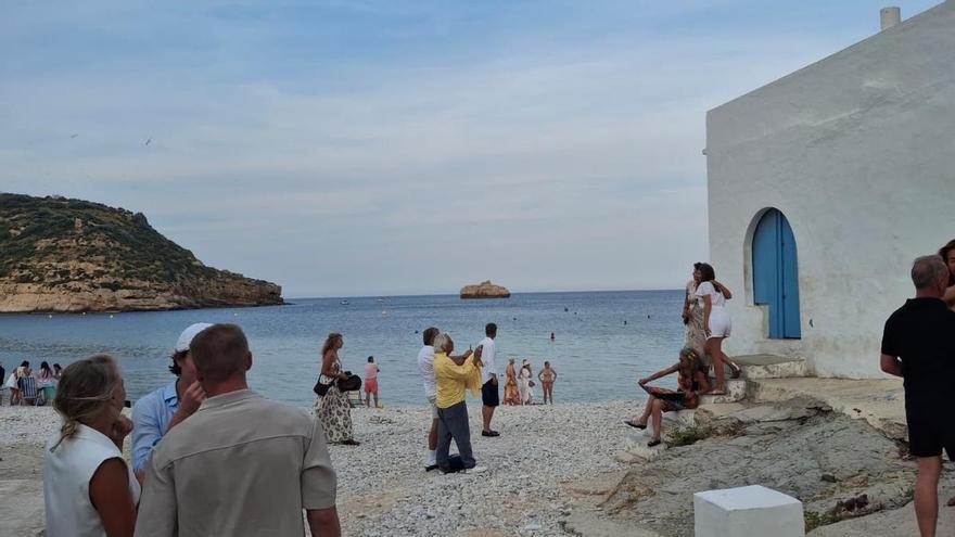 Popurrí con el "Que viva España" y música a todo trapo: retumba la cala de la Barraca de Xàbia