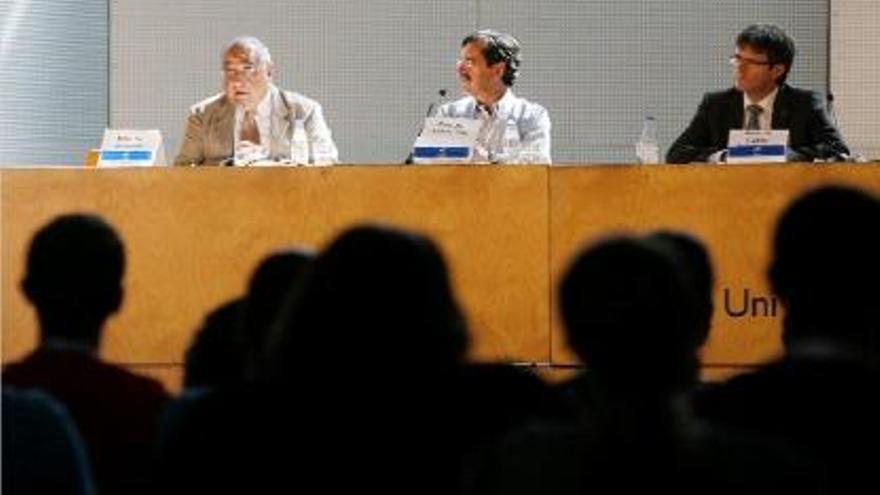 L&#039;actual alcalde i l&#039;exalcalde de Girona durant l&#039;acte d&#039;homenatge a Jaume Curbet, ahir a la UdG.