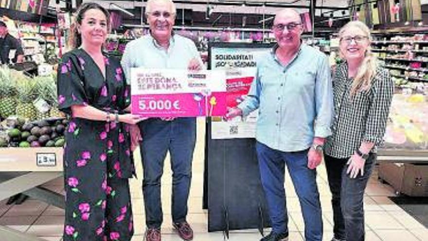 Entrega del cheque, ayer, en Eroski Eurocentro. | EROSKI