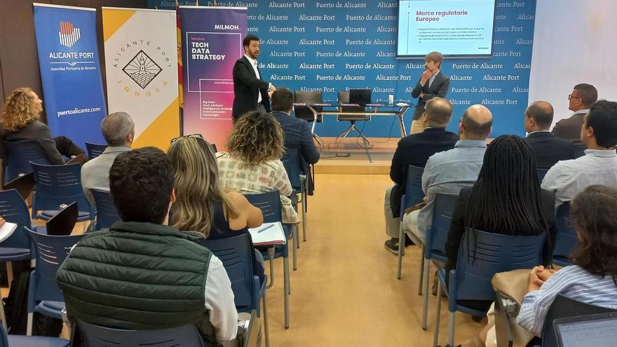 José María Espinosa y Borja García Rato, durante su intervención en el foro del Puerto de Alicante