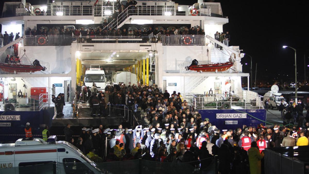 Cientos de turcos llegan al puerto de Marmaris tras salir de Libia, la noche del miércoles en el puerto de Mármara.