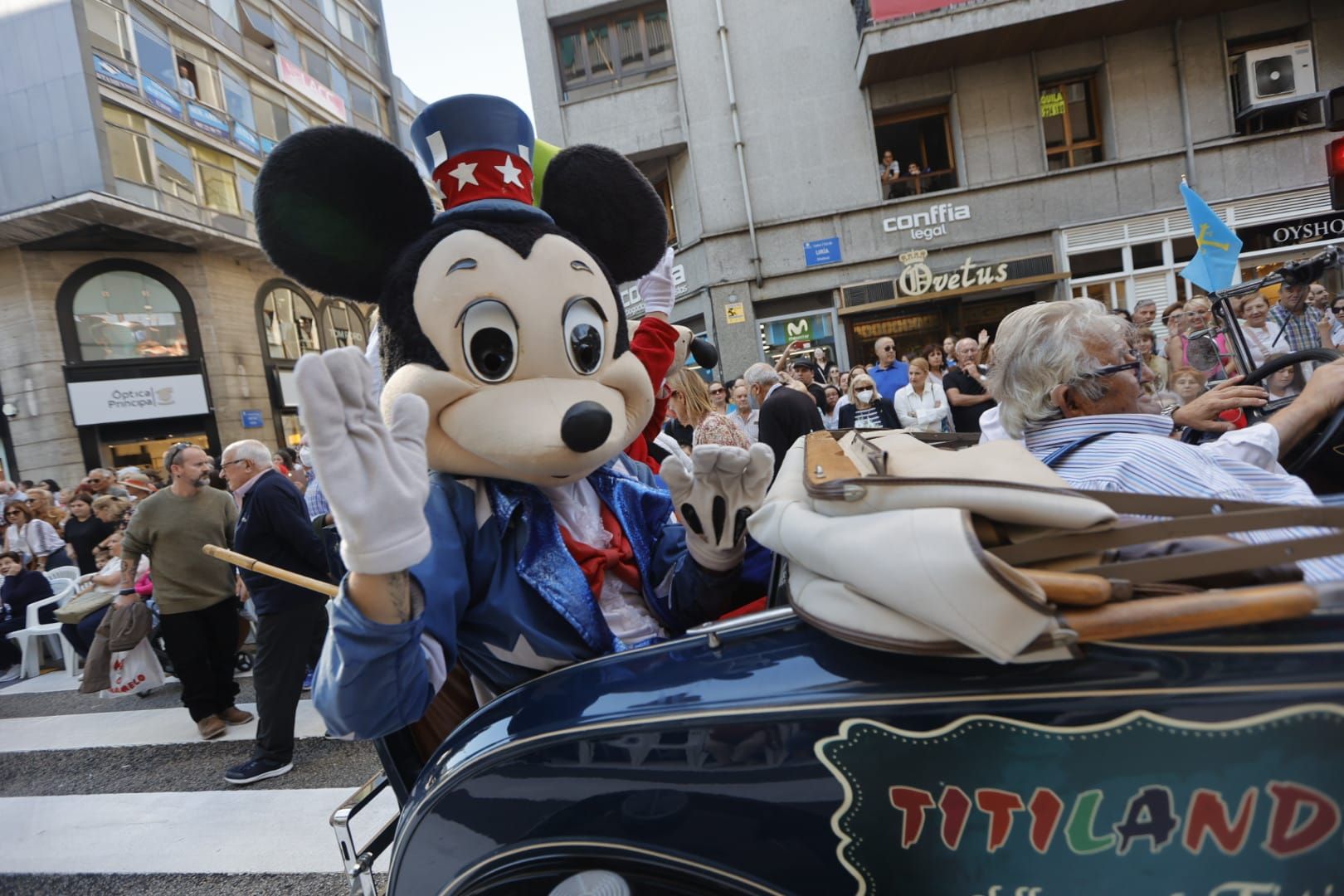 En Imágenes: El Desfile del Día de América llena las calles de Oviedo en una tarde veraniega