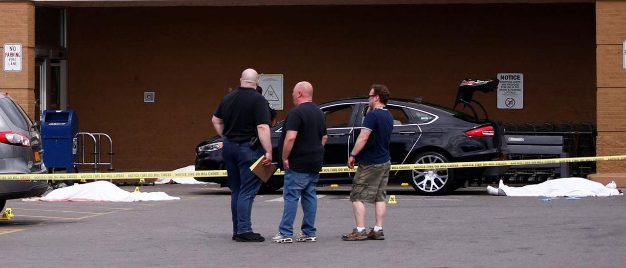 Dos cadàvers romanien fora del supermercat hores després del tiroteig. | REUTERS