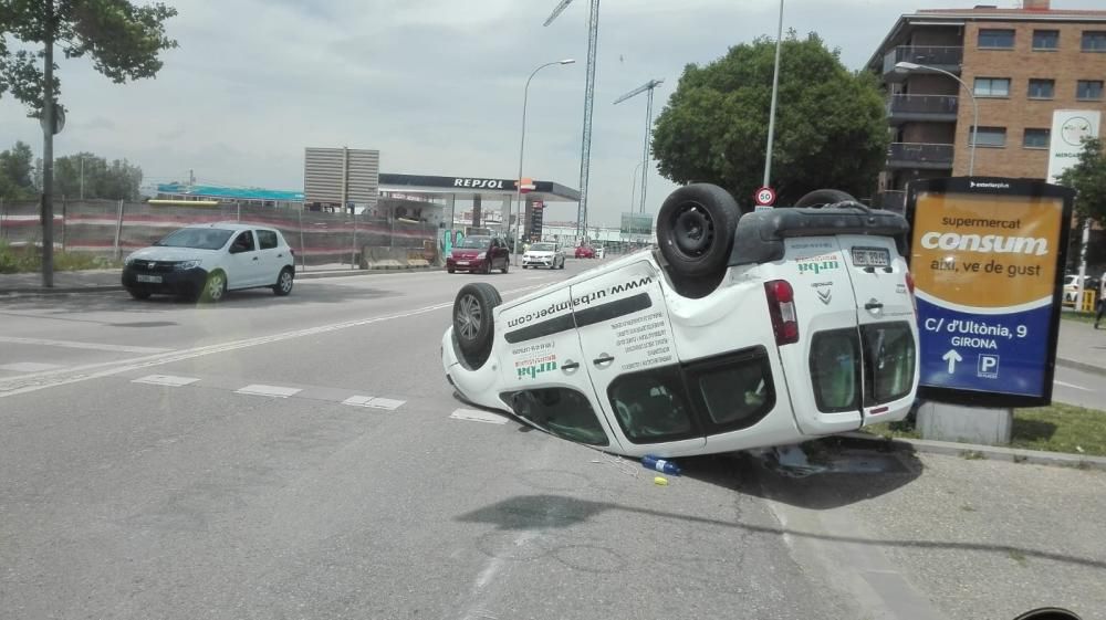 Espectacular accident a la carretera Barcelona