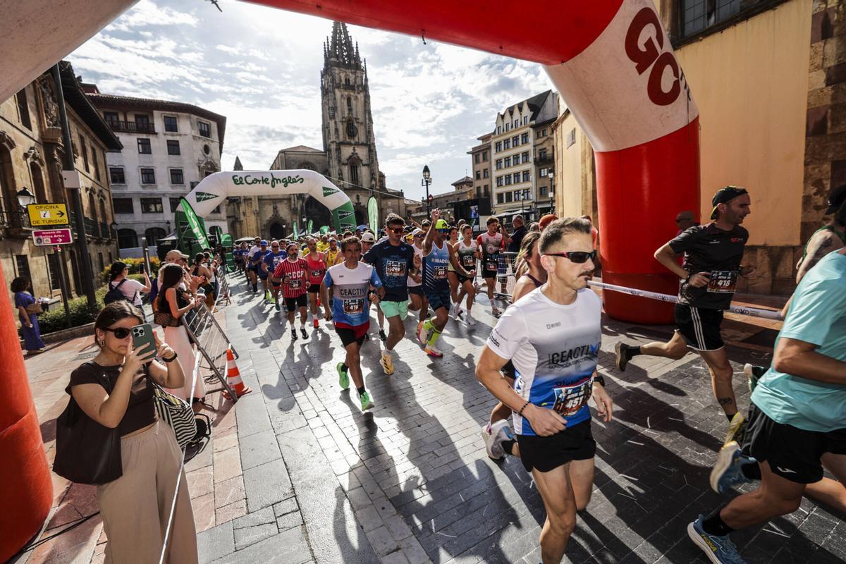 El azul tiñe el corazón de Oviedo con las camisetas de los 1.600 participantes en la carrera solidaria por el autismo El azul tiñe el corazón de Oviedo con las camisetas de los 1.600 participantes en la carrera solidaria por el autismo