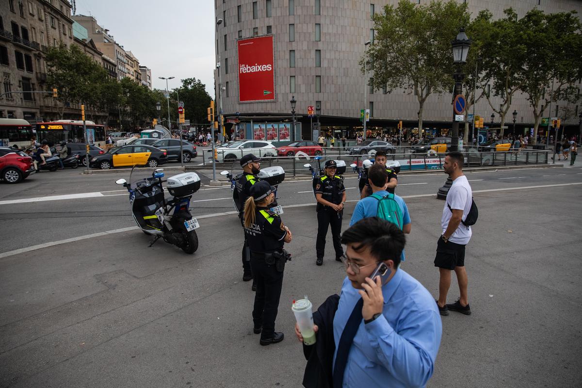 La plaza Catalunya recupera la normalidad después de la falsa alarma.