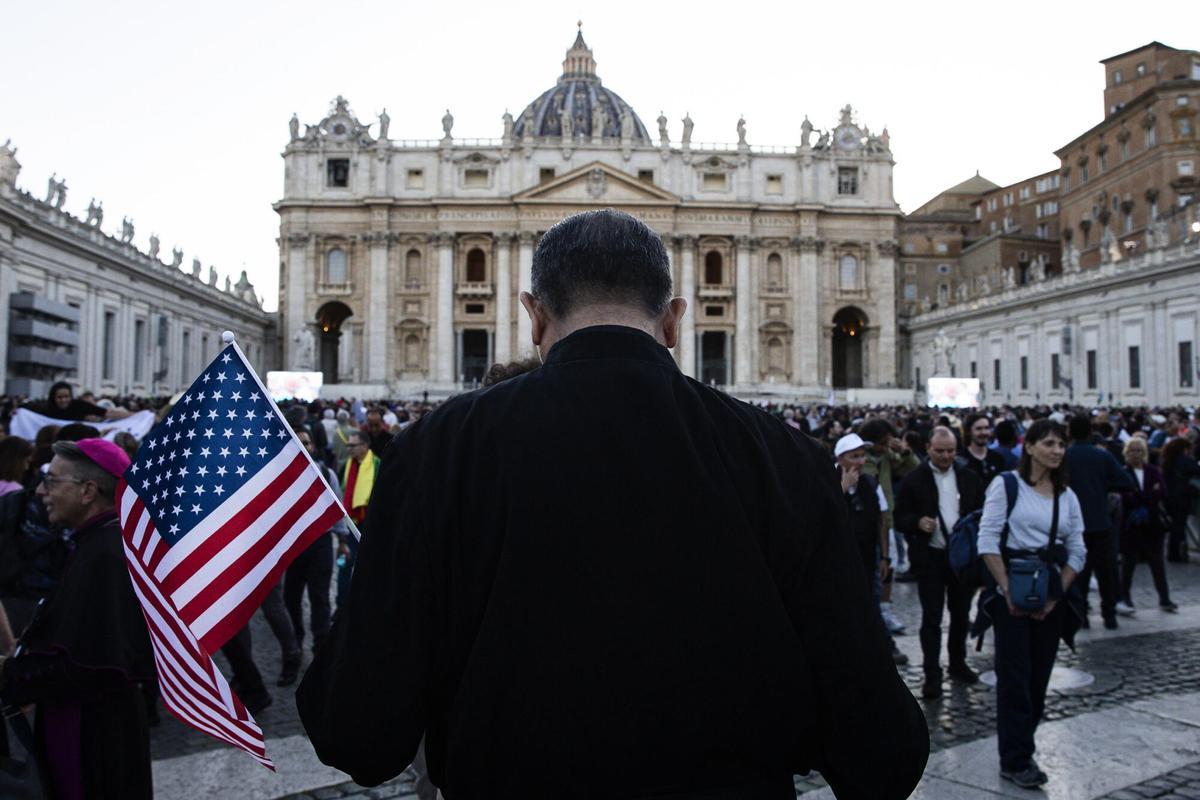 Un hombre, con una bandera de Estados Unidos, en la plaza de San Pedro del Vaticano el día de la proclamación de León XIV.