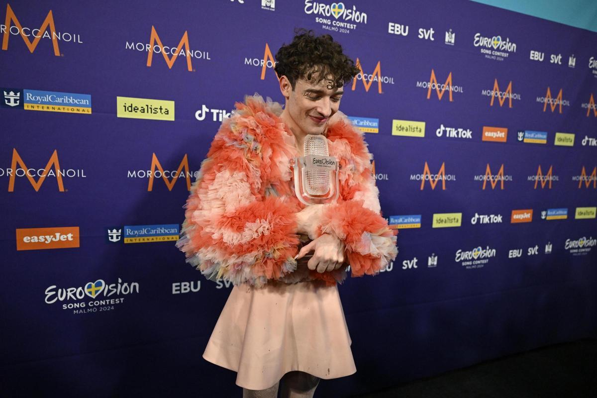 El cantante Nemo sostiene el premio del festival de Eurovisión