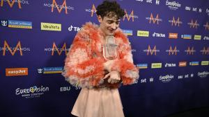 El cantante Nemo sostiene el premio del festival de Eurovisión