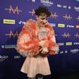 El cantante Nemo sostiene el premio del festival de Eurovisión