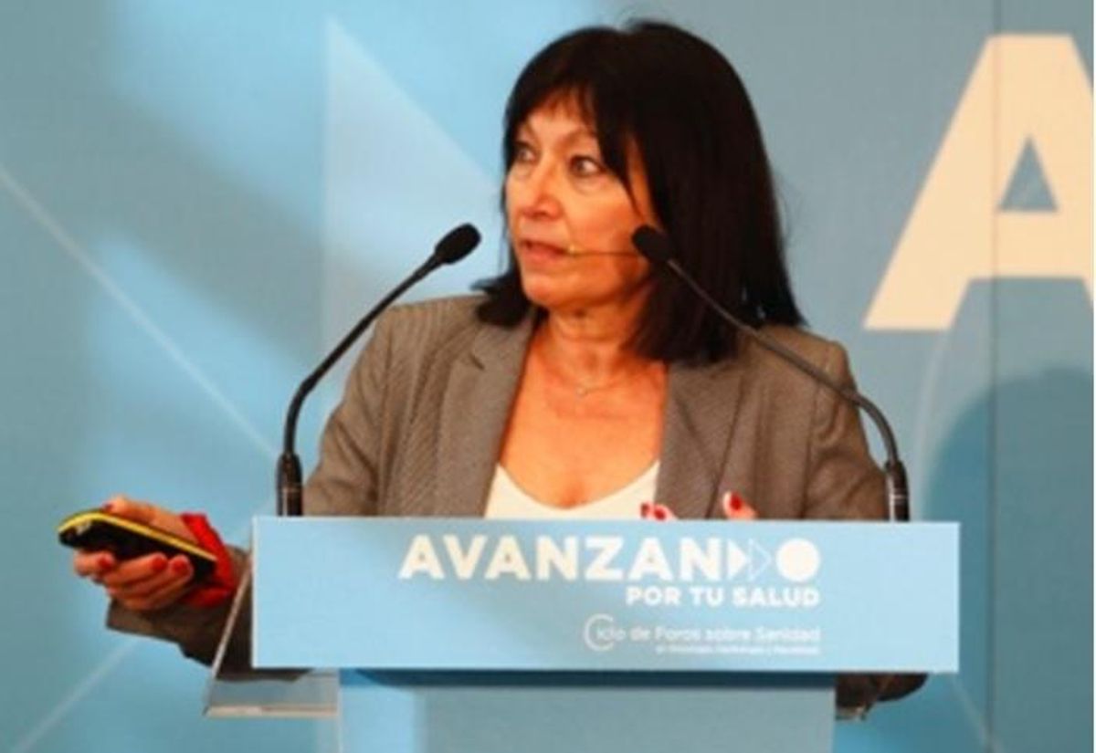 La neuróloga Cristina Íñiguez, especialista del hospital Clínico de Zaragoza, hablo a los asistentes sobre las causas de la enfermedad.