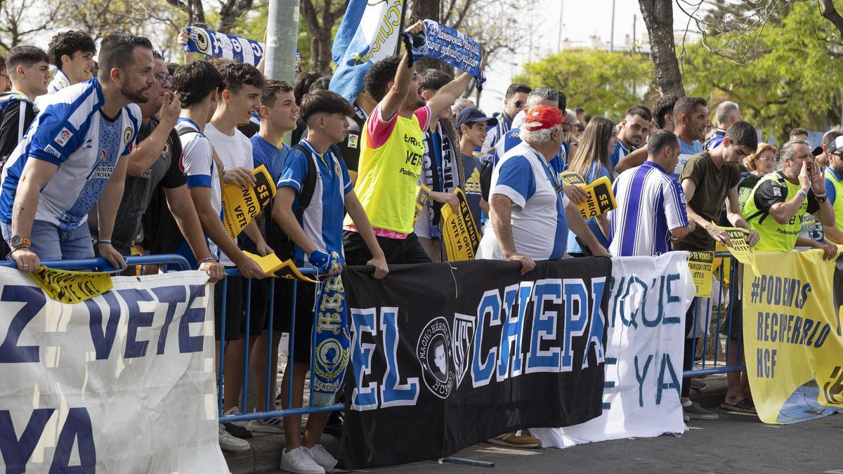 Aficionados del Hércules en una de las protestas del pasado domingo en el Rico Pérez.