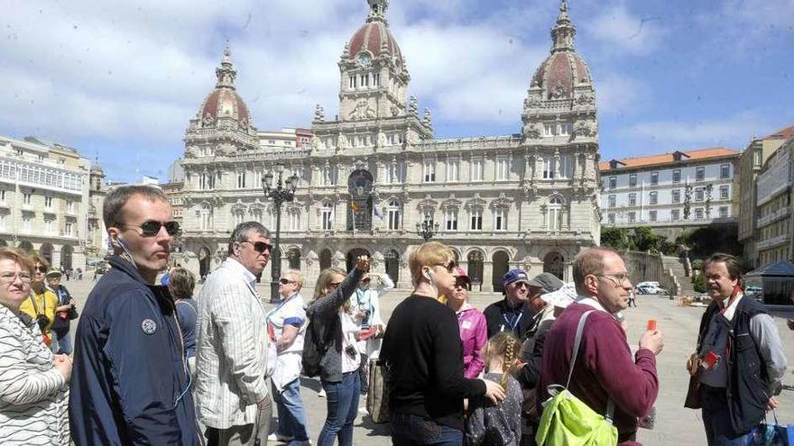 Un grupo de turistas en la plaza de María Pita.