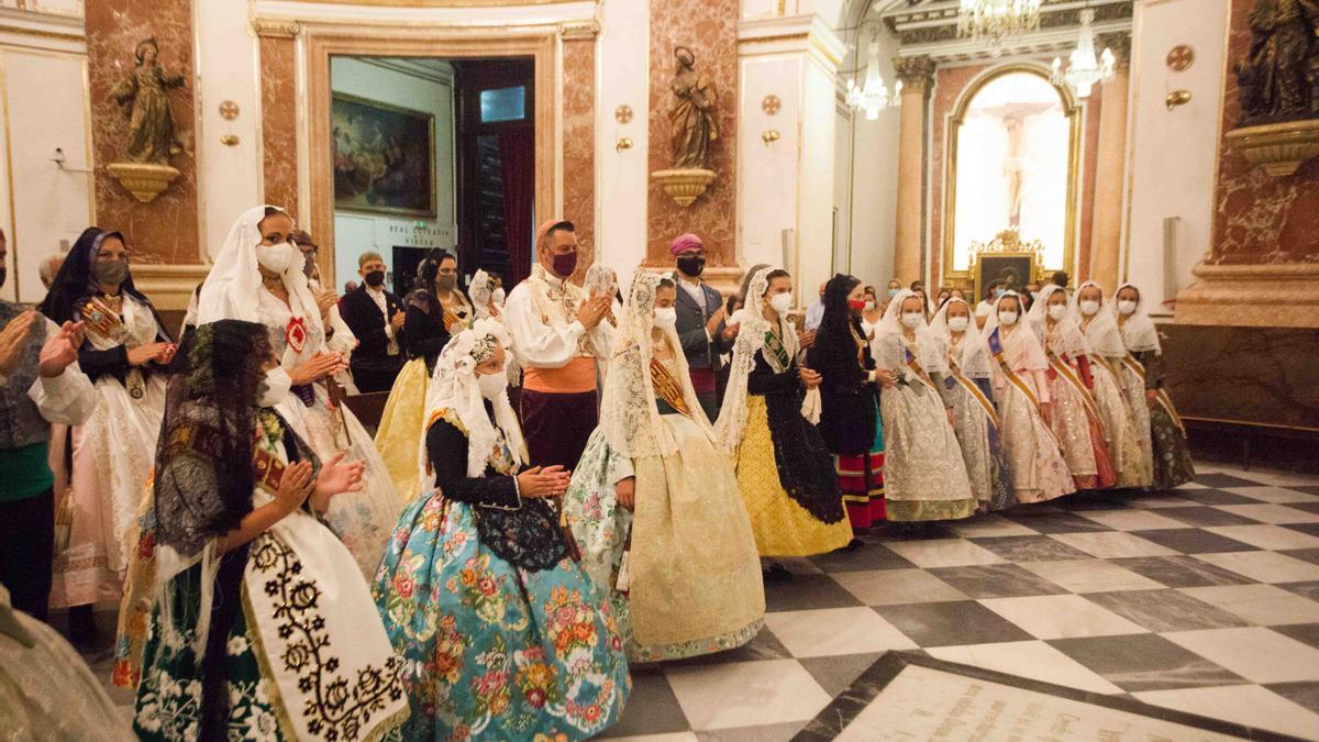 Llegada de la Fallera Mayor Infantil 2021 a la plaza de la Virgen en la Ofrenda