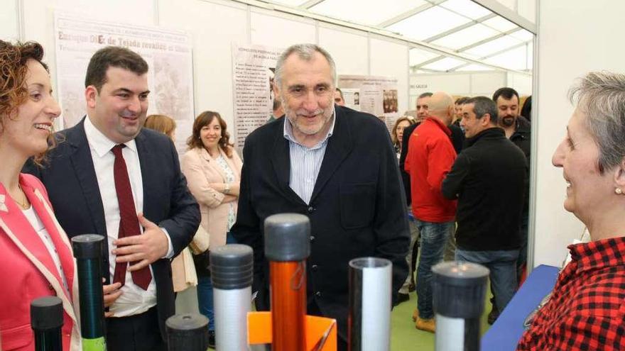 Por la izquierda, la directora de la Feria del Salmón y concejala de Medio Ambiente, Ángeles Fernández; el alcalde de Salas, Sergio Hidalgo, y el viceconsejero de Medio Ambiente, Benigno Fernández Fano, durante su visita a los expositores en Cornellana.