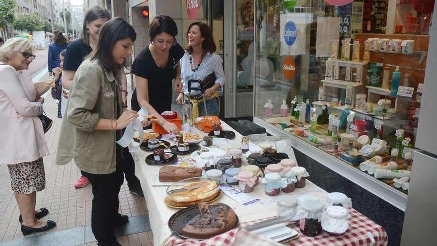 No faltaron las degustaciones en la jornada de promoción del comercio local. // Rafa Vázquez