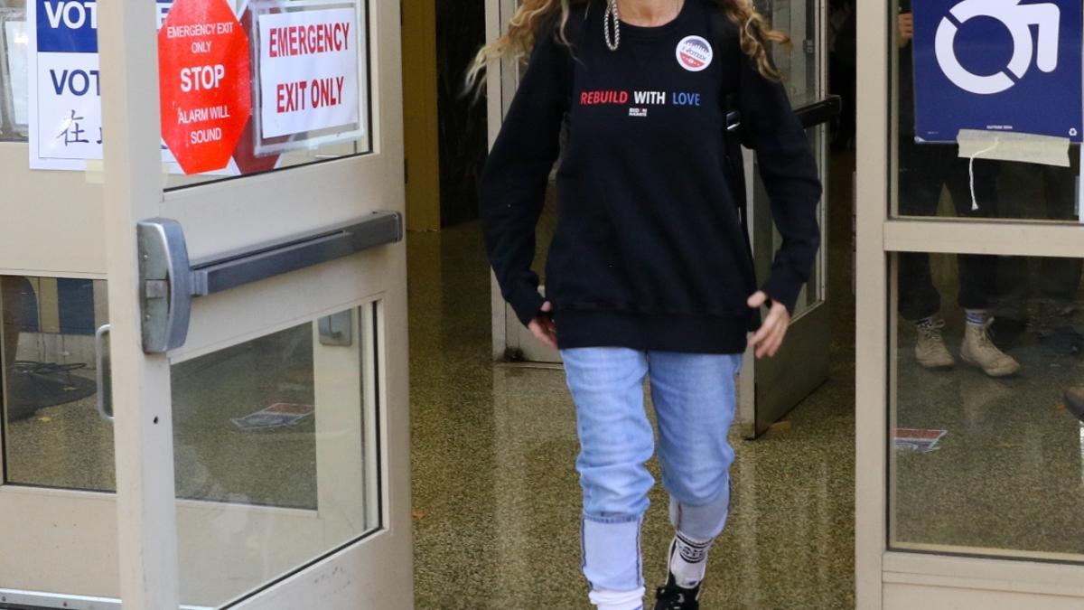 Sarah Jessica Parker con jeans, sudadera y zapatillas