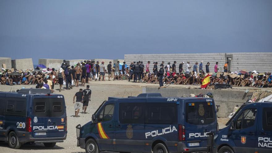 El choque por las concentraciones de apoyo a Ceuta se traslada a la Junta: de un uso "partidista" a una "obligación moral"
