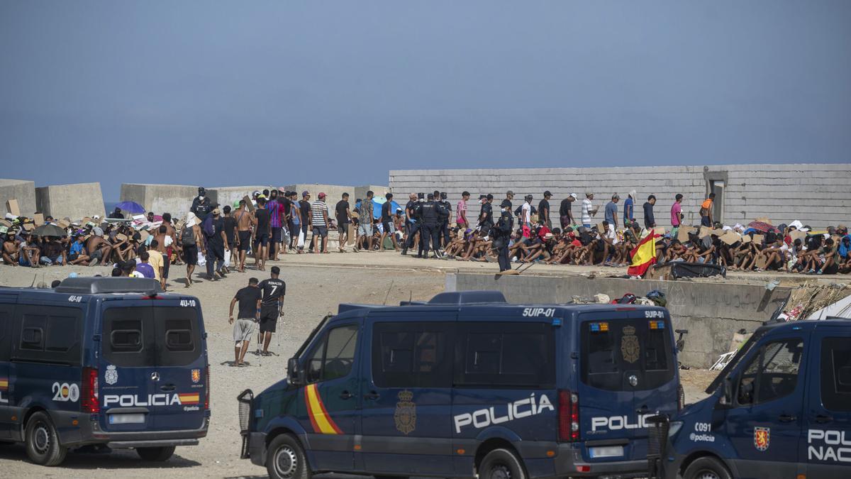 Decenas de migrantes en las playas de Ceuta.