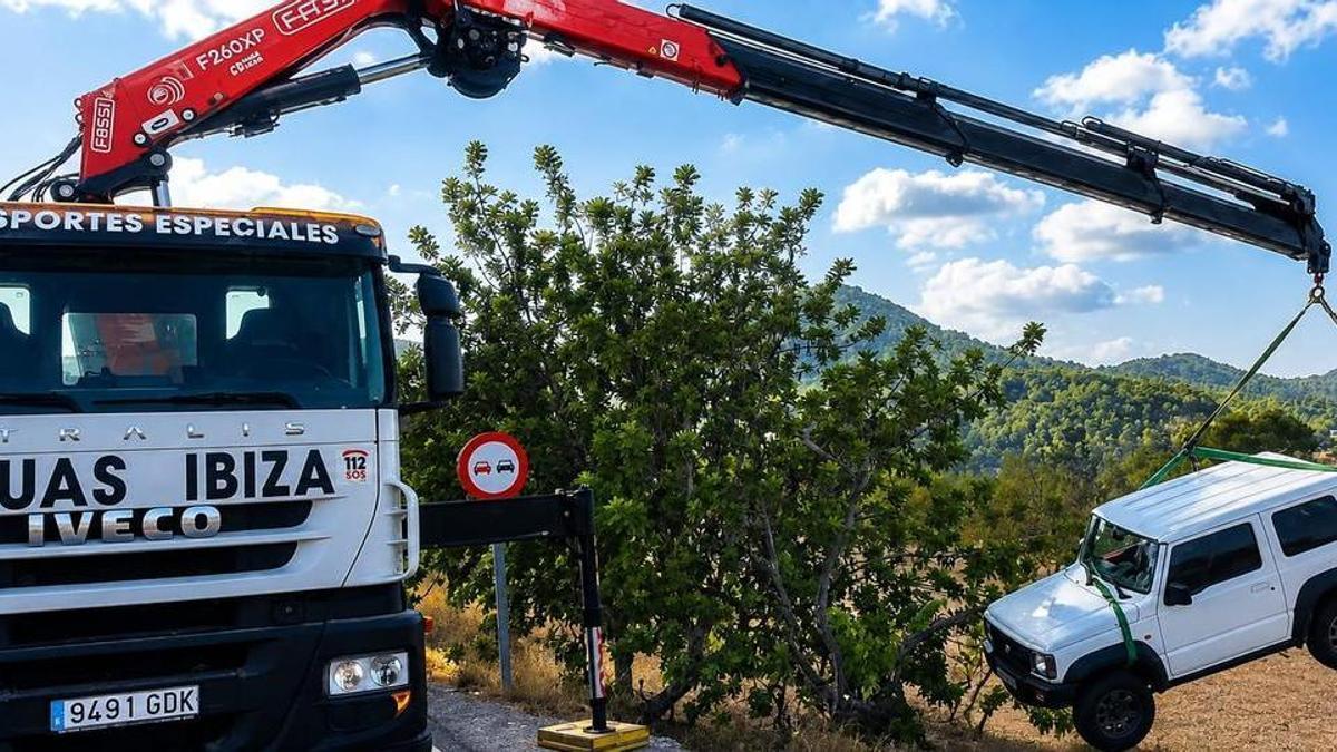 Un espectacular accidente deja un todoterreno volcado fuera de una carretera en Ibiza