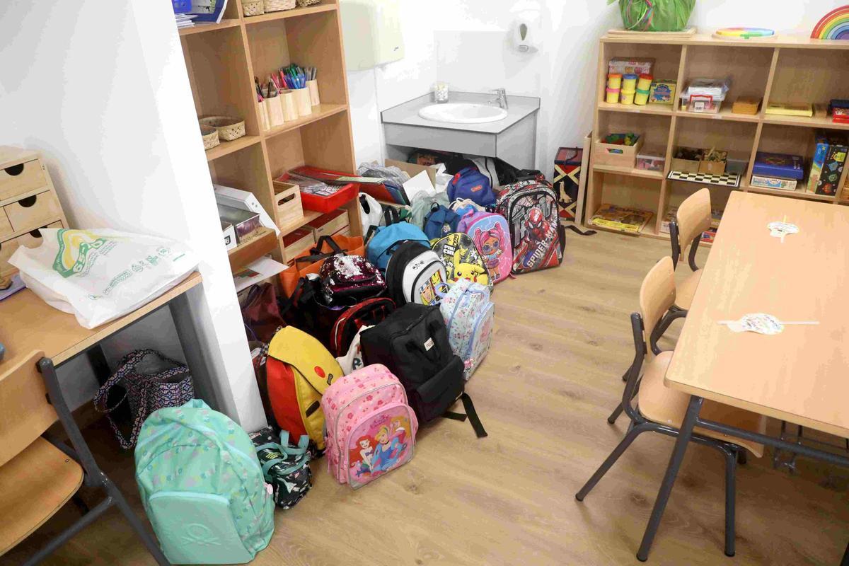 Un aula de un colegio gallego con las mochilas de los escolares.