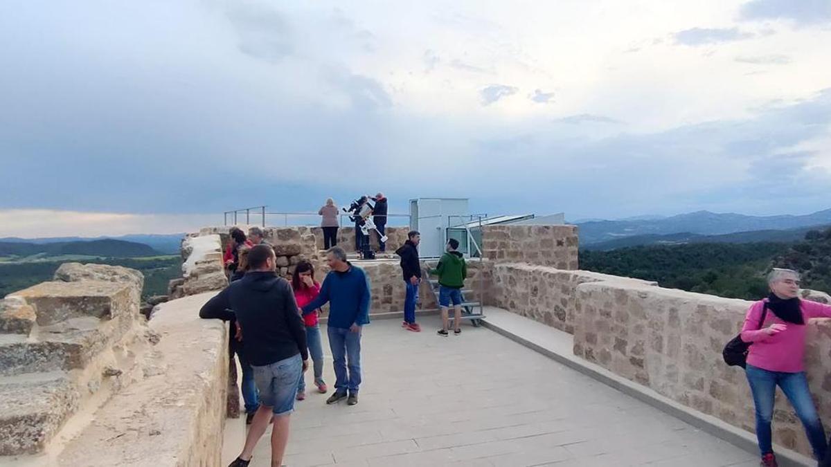 Visitants contemplant les vistes des de la torre del Castell de Lladurs