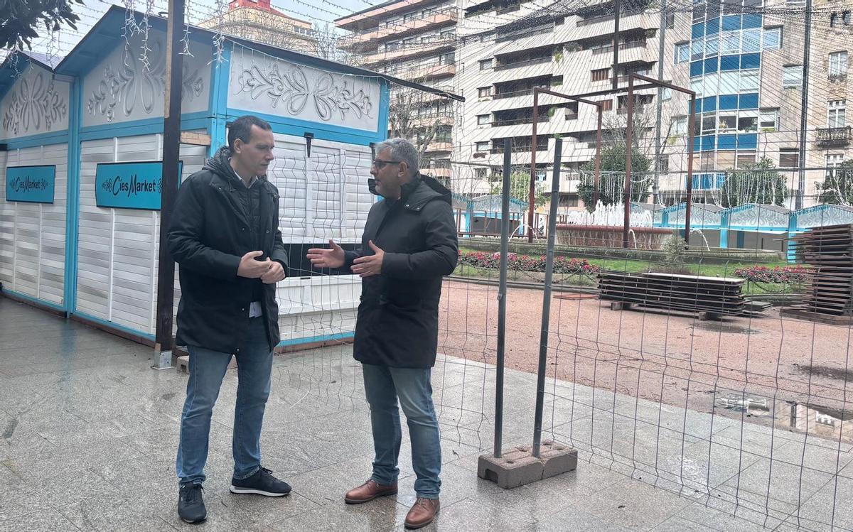 Fernando Abeijón y Miguel Martín, junto a las casetas del Cíes Market.