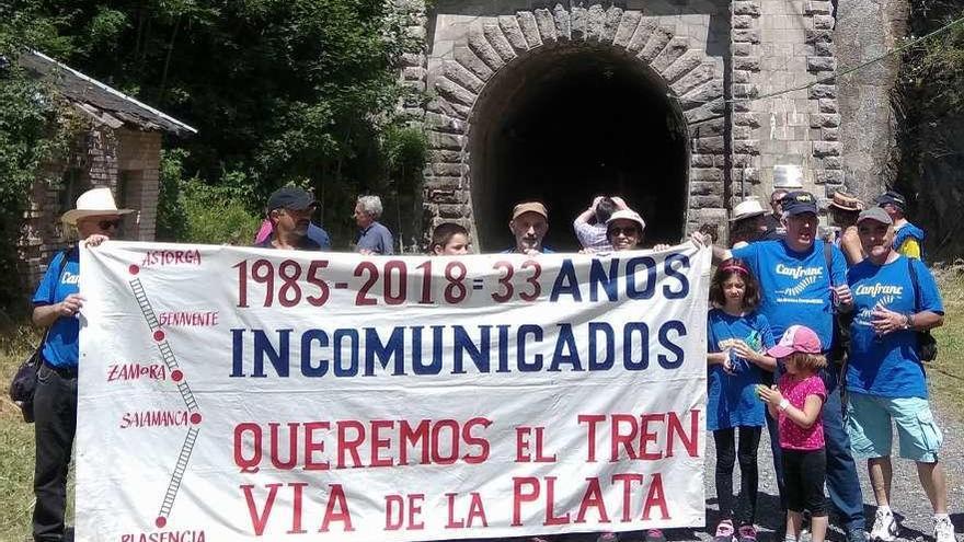 Los zamoranos con la pancarta que exhibieron en Canfrac.