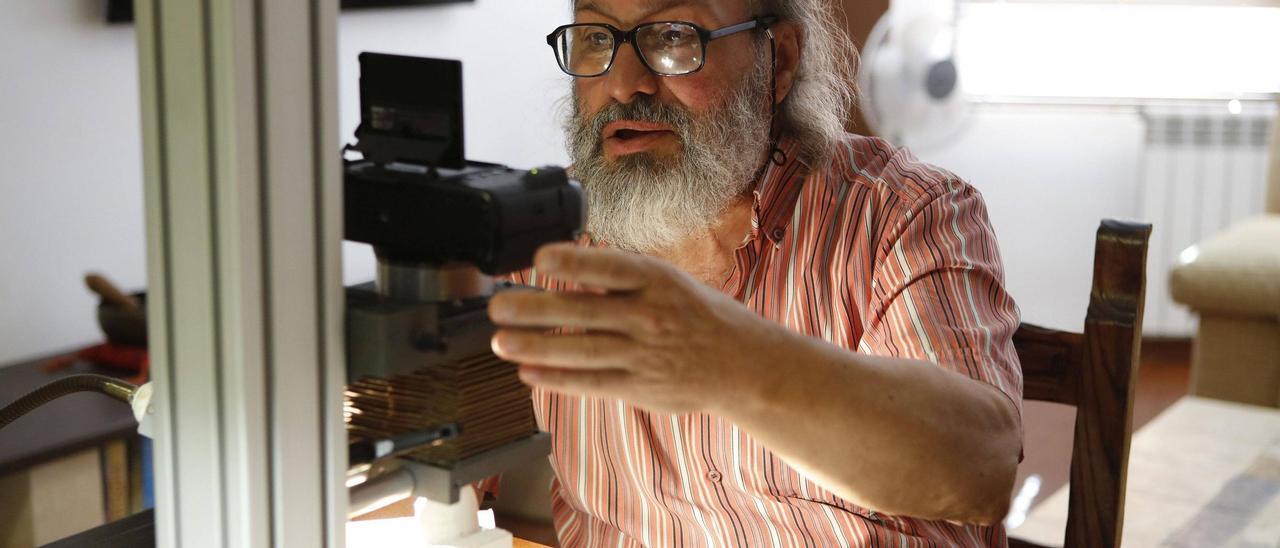 Josep Bonet mit einer Kamera, die Objekte bis zu einer Größe von fünf Millimetern aufnehmen kann.