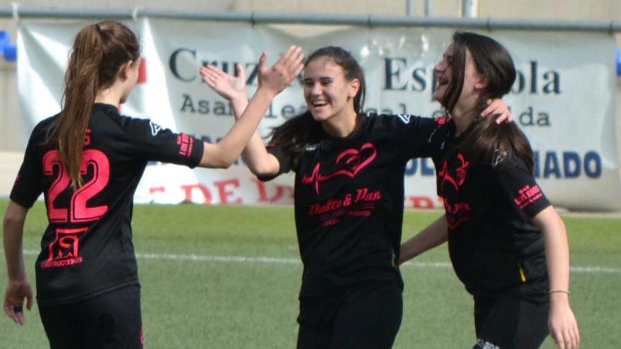 Las jugadoras del Elda Promesas celebran un gol.