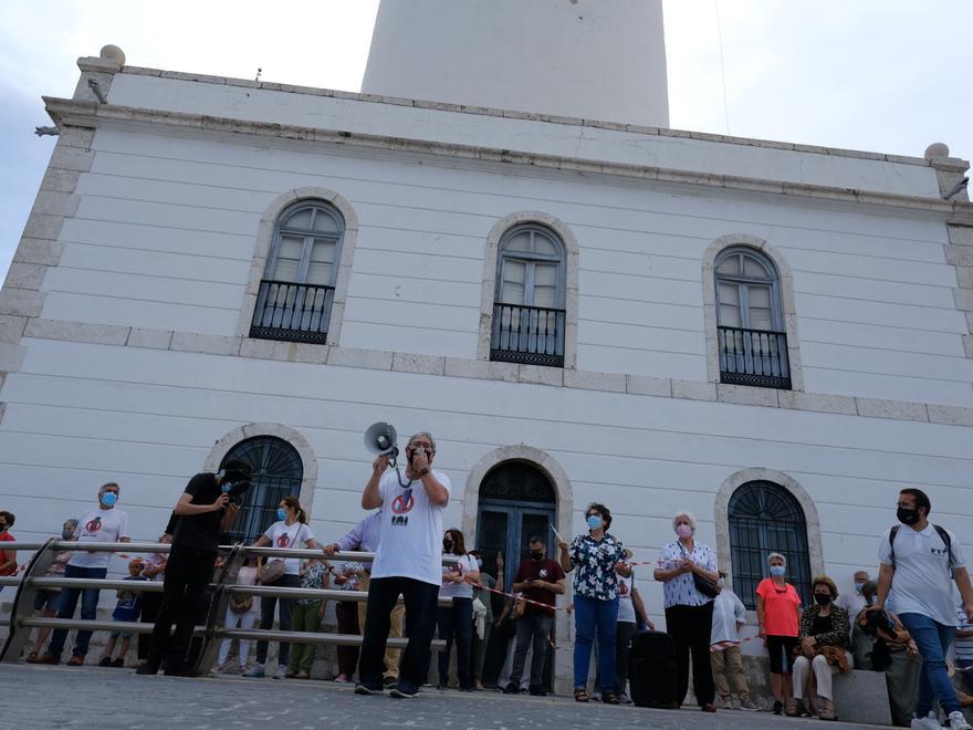 Unos 300 malagueños dan su abrazo a la Farola, que se apagará con la llegada del rascacielos