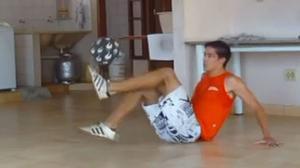 L’esportista fa un dels seus trucs assegut a terra.