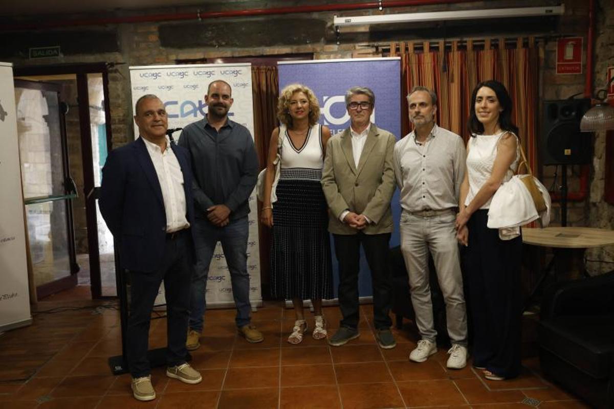 Vidal, en el centro, con su equipo directivo de la Ucayc.