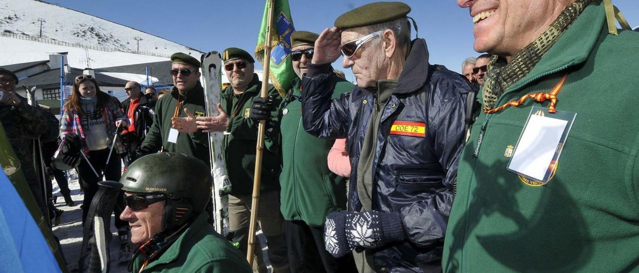 Gelito, segundo por la derecha, en un homenaje que le brindaron las COE en 2018 en Pajares. | LNE