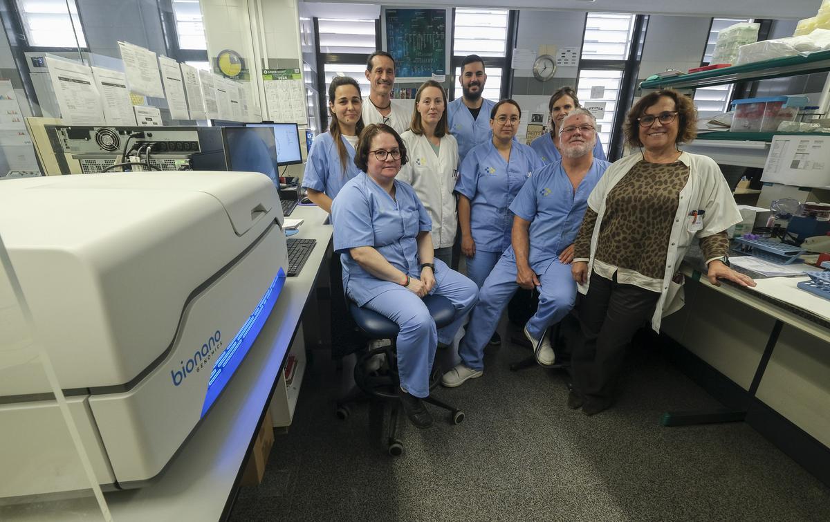 De izquierda a derecha, Sonia Navarro, Guillermo Santana, Maite Gómez, Sara Medina, Ruth Stuckey, Yanira Florido, Cristina Bilbao, Miguel Perera y Carlos Armas, en el laboratorio de Biología Molecular del servicio de Hematología del Hospital Doctor Negrín.