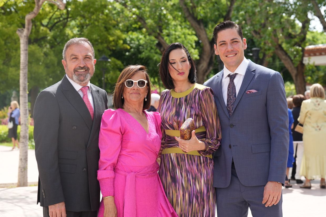 Todas las fotos de la boda de Claudia Porcar y Saúl Sales, hijo del portavoz Vicent Sales, en la Basílica del Lledó