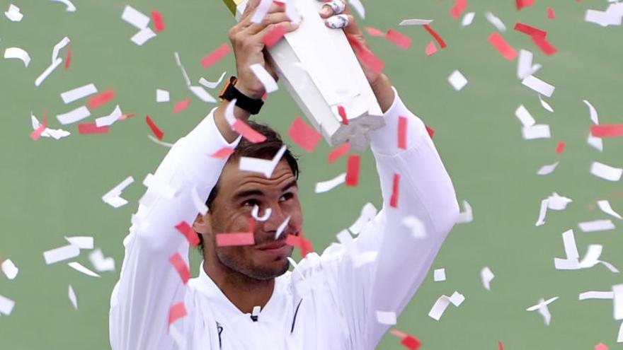 Rafa Nadal levante el trofeo del Masters de Montreal.