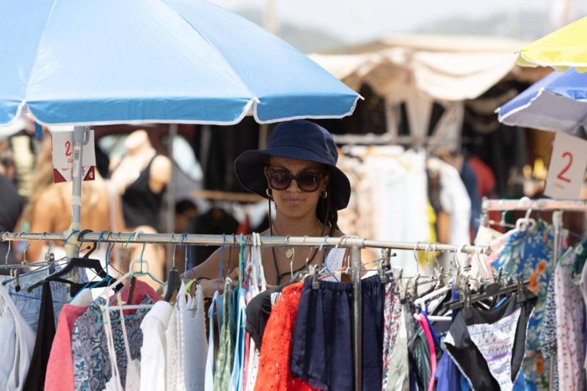 El mercadillo de Sant Jordi resiste al calor del verano