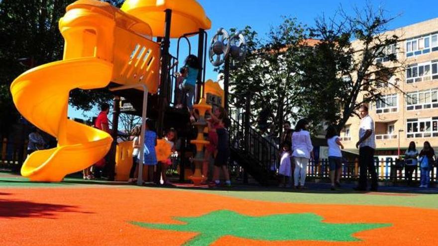 El nuevo parque infantil de A Xunqueira registró trasiego de niños durante todo el día.  // Iñaki Abella