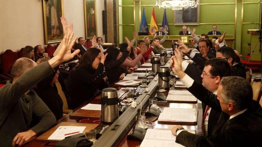 Los miembros de la Corporación municipal, ayer, durante una votación.