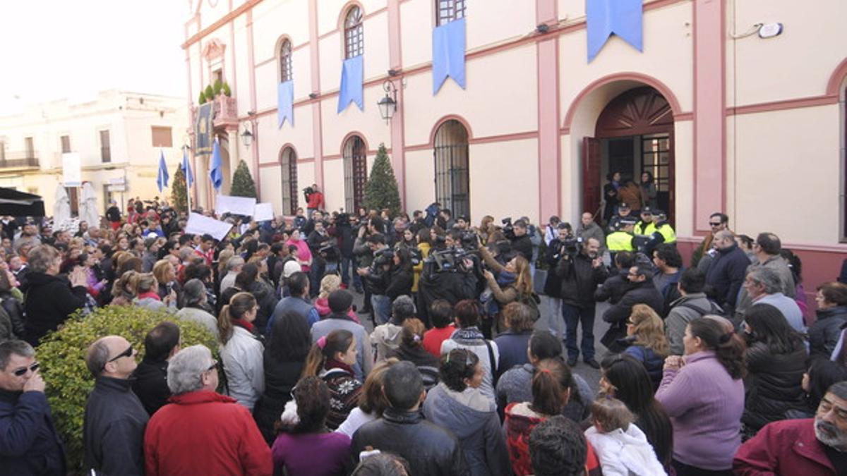 Concentración en protesta por la muerte de tres miembros de una familia, el lunes ante el Ayuntamiento de Alcalá de Guadaíra.