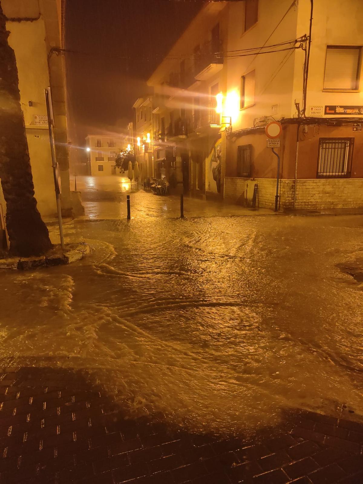 Inundación de una calle de Santa Faz por la DANA