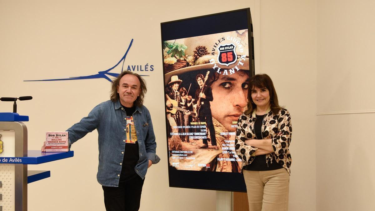 Béznar Arias y la concejala de Cultura y Festejos, Yolanda Alonso, en la presentación del evento.