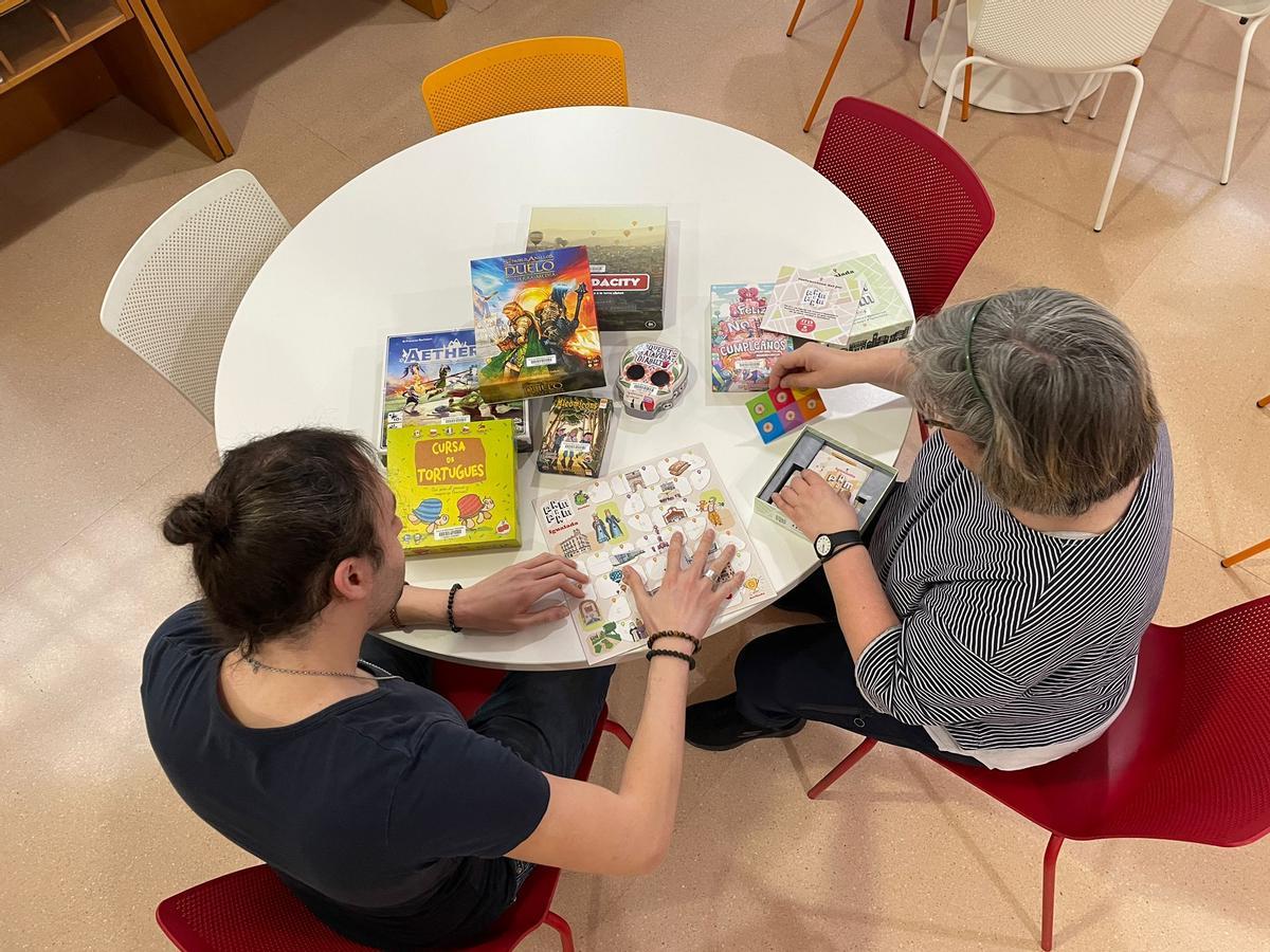 La Biblioteca Central d’Igualada estrena el préstec de jocs de taula amb un taller sobre jocs d’arreu del món