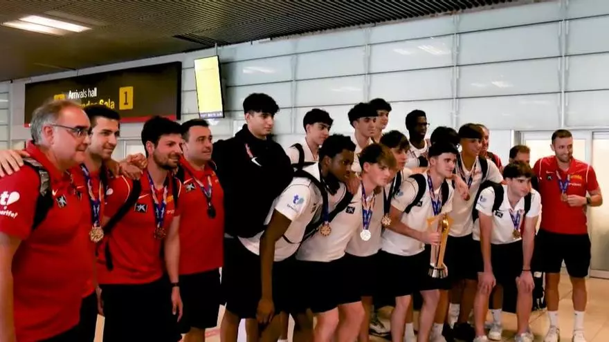 La selección española de baloncesto sub 18 llega a Madrid tras ganar el Eurobasket