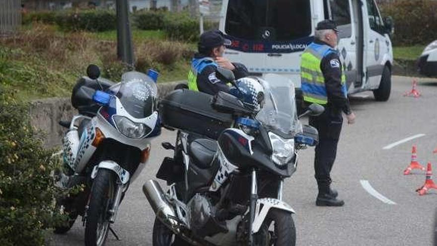 Agentes de la Policía Local durante un control. // Rafa Vázquez