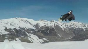 Billy Morgan aconsegueix un quàdruple a l’aire.
