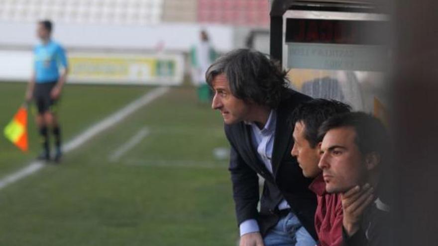 Roberto Aguirre, junto a Canito, al frente del banquillo del Zamora Club de Fútbol.