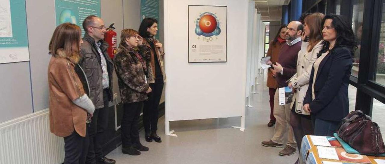 Autoridades y primeros visitantes de la exposición &quot;A esfera da auga&quot; en el Politécnico. // Iñaki Osorio